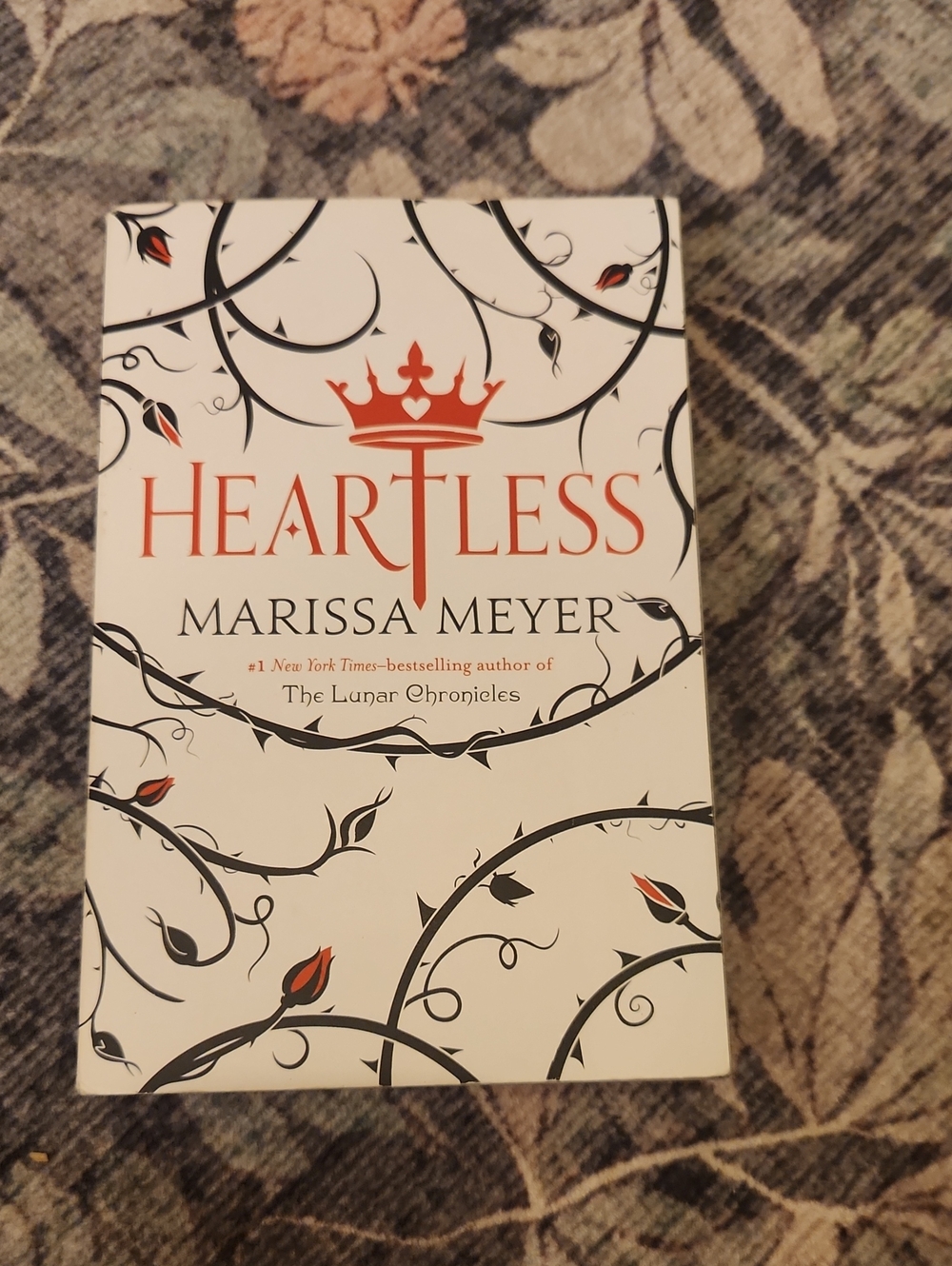 Heartless by Marissa Meyer — White Novel with Red & Black Cover